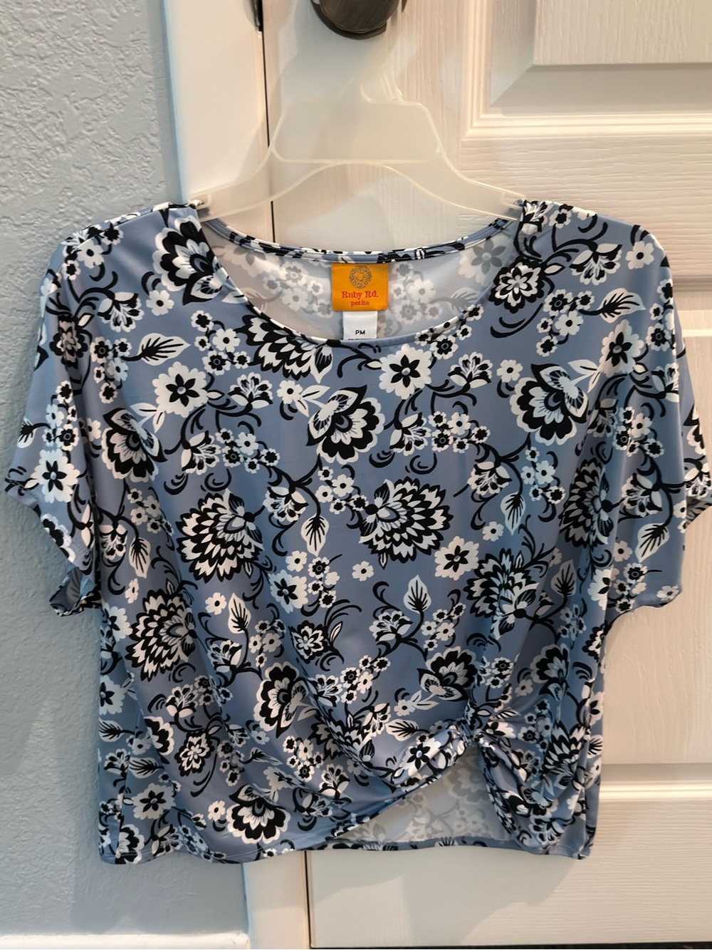 Ruby Rd.  Blue and white Floral Top Size Petite Medium